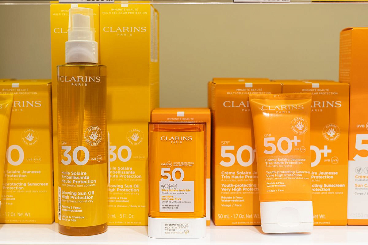 Солнцезащитная линейка CLARINS в магазине «РИВ ГОШ». ТРЦ «Седьмое небо», 1-й этаж.