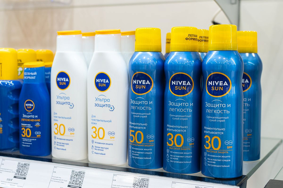 Солнцезащитные спреи NIVEA в магазине «‎ЛЭТУАЛЬ». ТРЦ «Седьмое небо», 1-й этаж